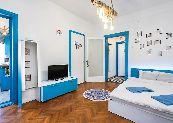 Mediterranean In Center Apartment